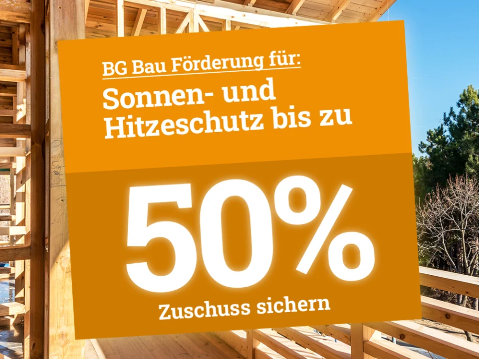 Hinweis auf bis zu 50 Prozent Zuschuss der BG BAU für Sonnen- und Hitzeschutz vor Baustellenmotiv aus Holz