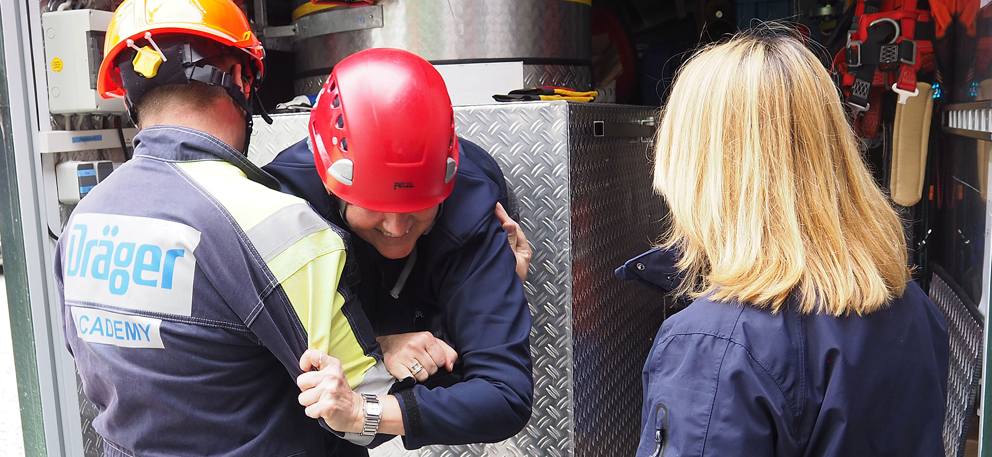 2 Personen mit Helm bei der Draeger Serviceschulung