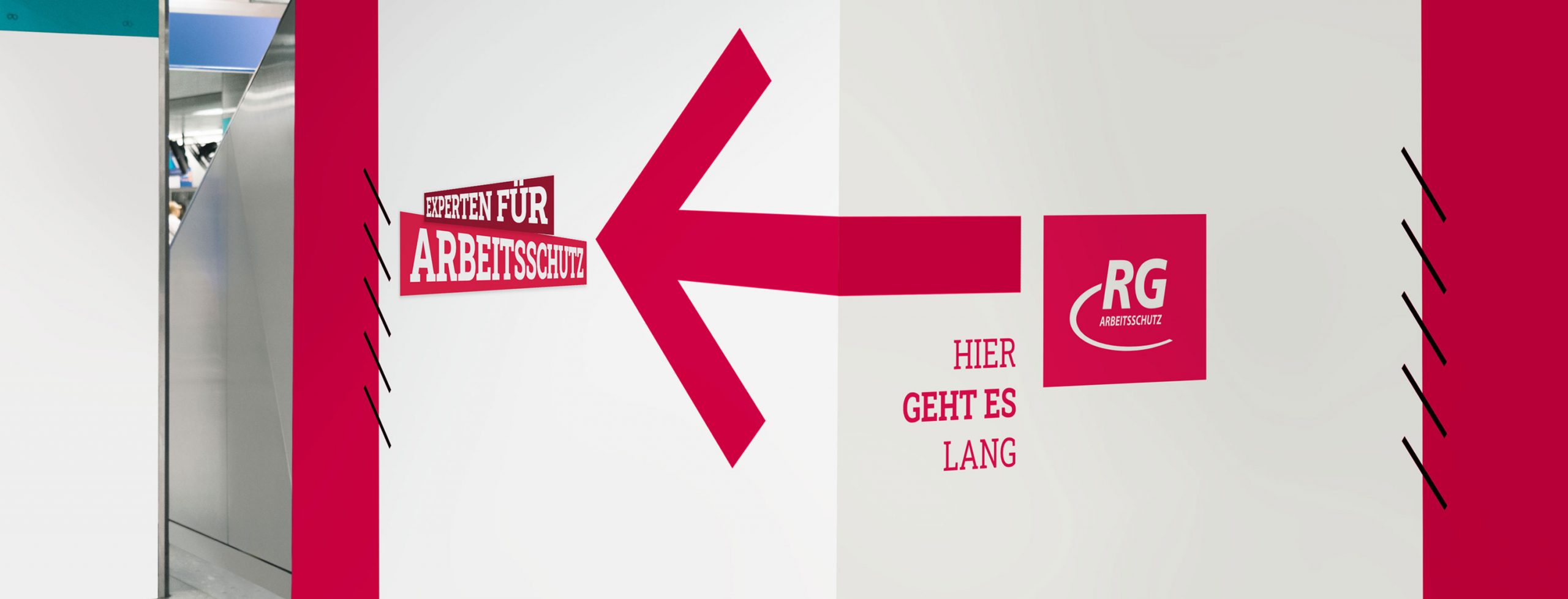 Pfeil auf einer Messewand zu dem Unternehmen RG Arbeitsschutz