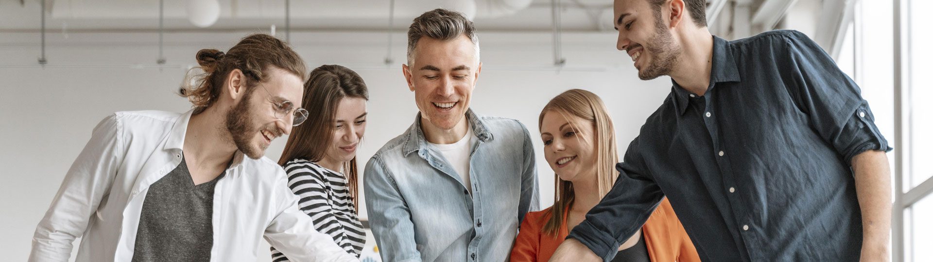 junge Business-Menschen freuen sich