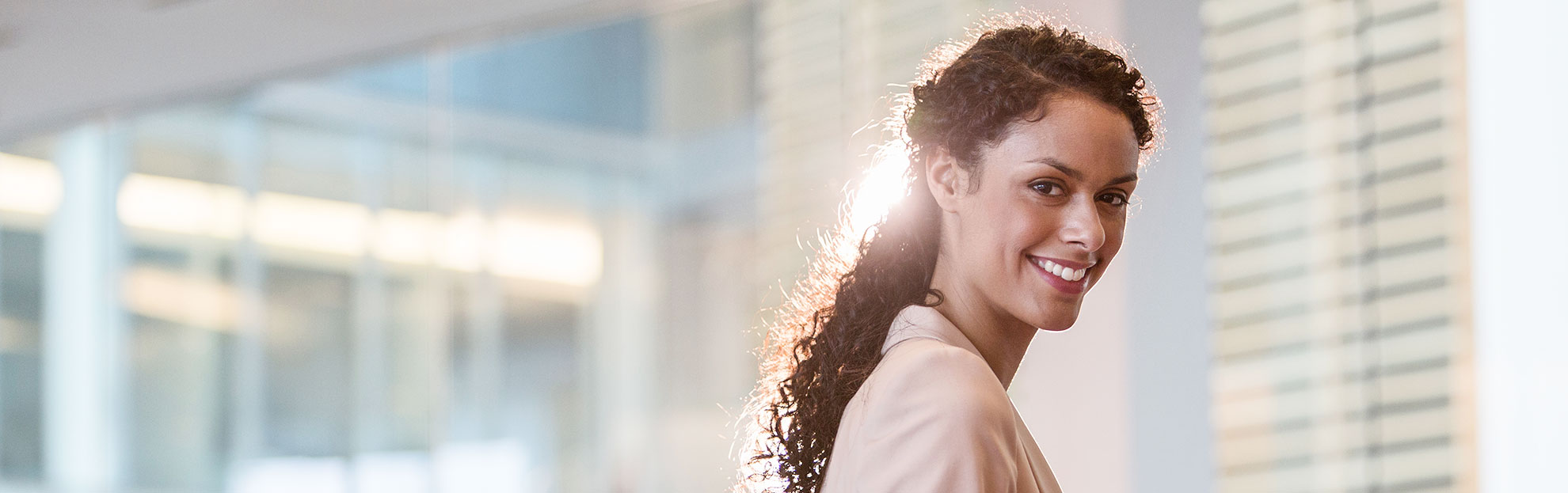 Nette Frau lächelt in die Kamera