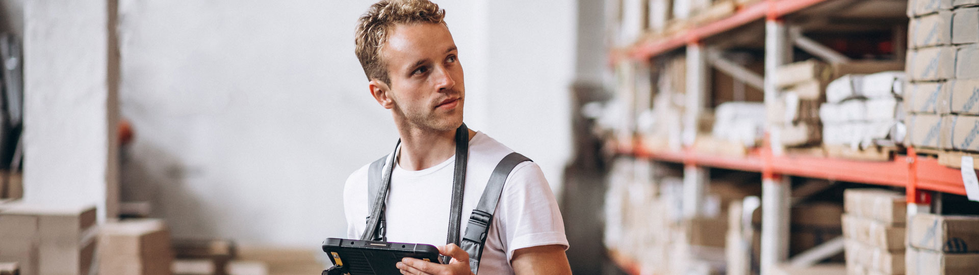 Logistiker nimmt im Lager etwas in Augenschein