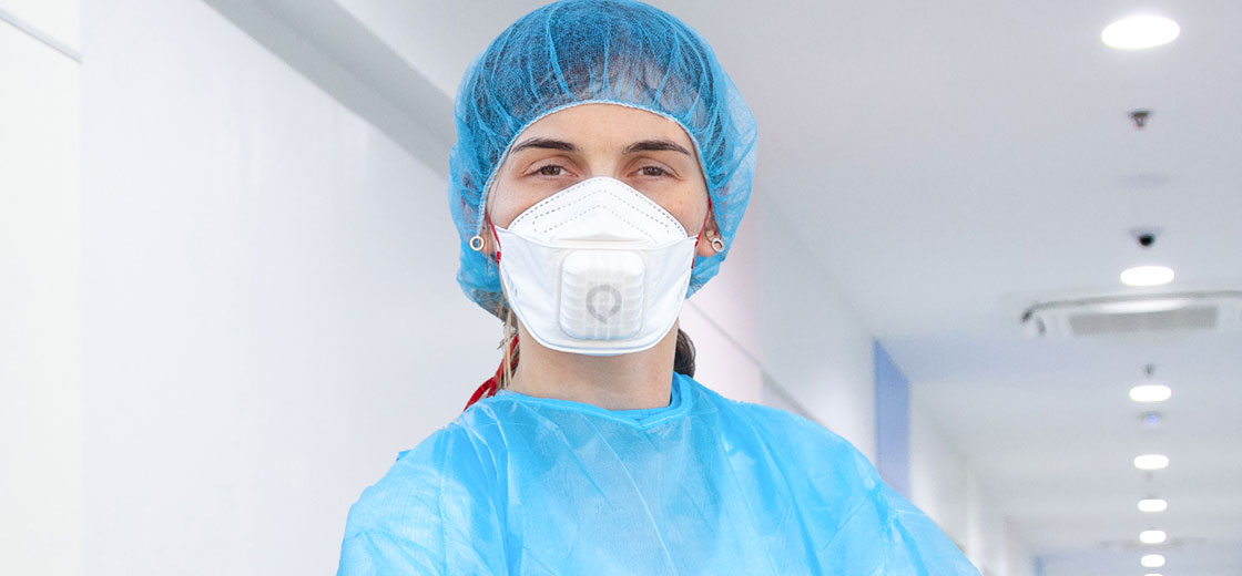 Krankenschwester im Kittel mit Maske