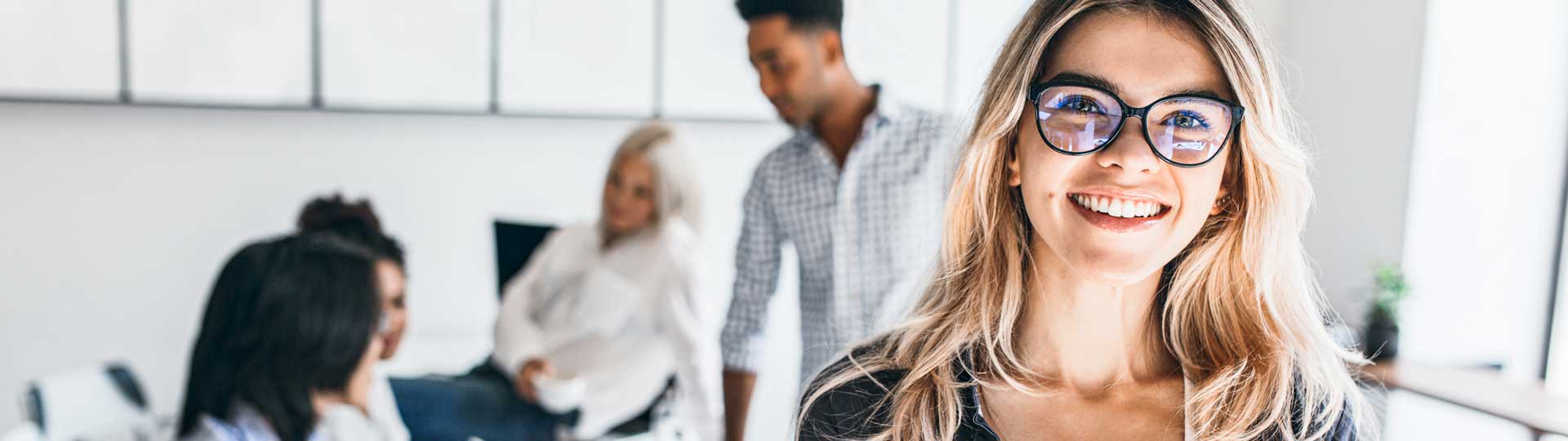 Frau aus dem Vertrieb lächelt in die Kamera