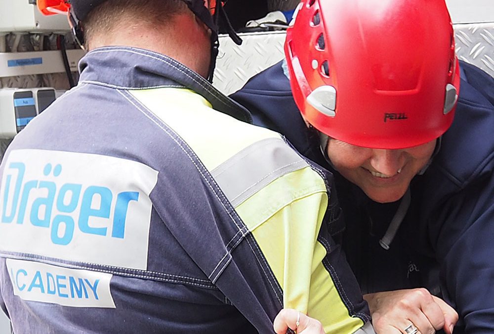 2 Personen mit Helm bei der Draeger Serviceschulung