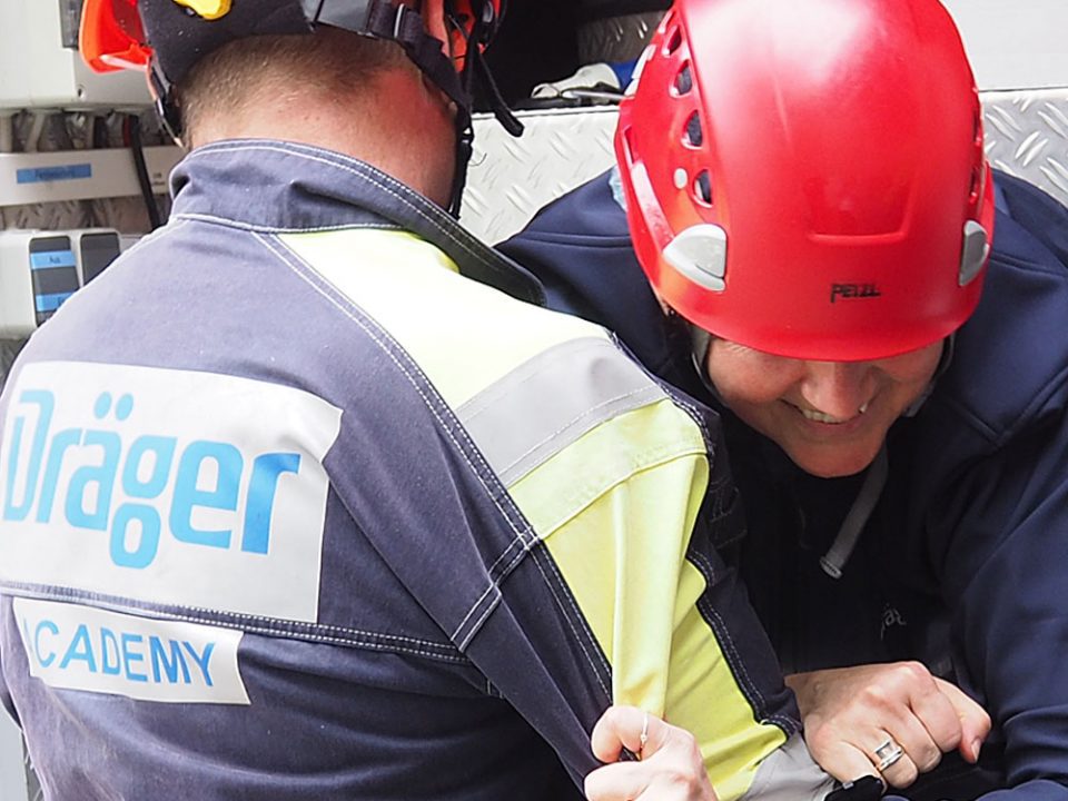 2 Personen mit Helm bei der Draeger Serviceschulung