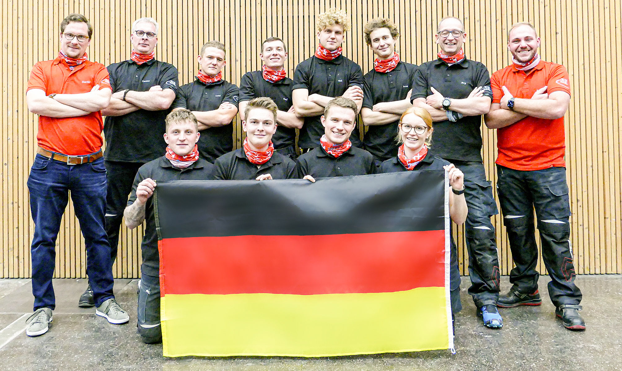 Deutsches Dachdecker Nationalteam steht hinter Deutschlandfahne