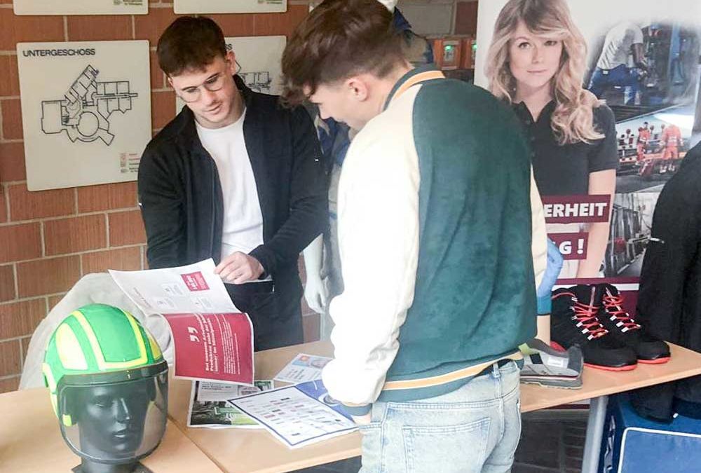 Zwei Azubis bei einer Ausbildungmesse in Kommunikation