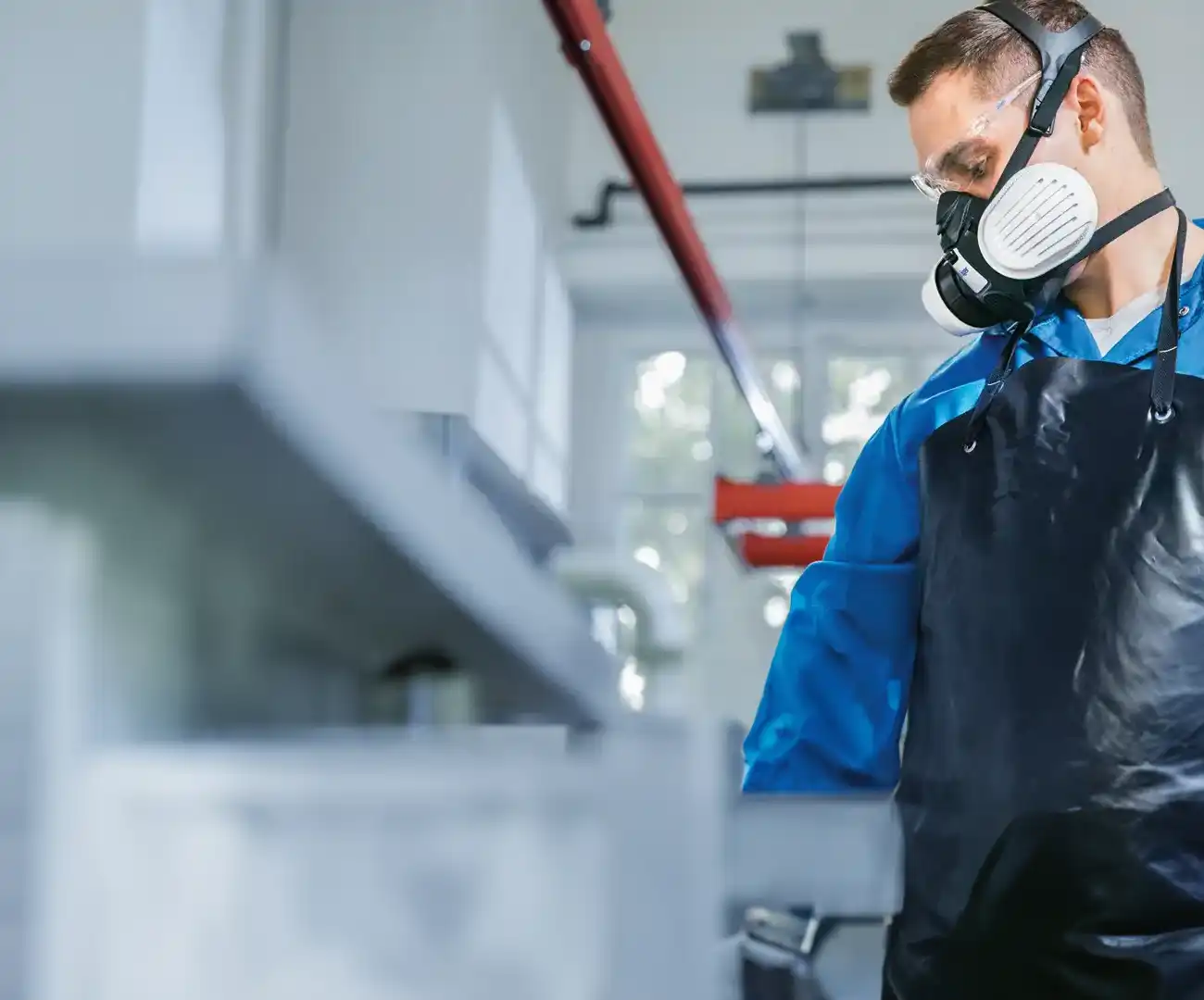 Bild mit Mann in einer Laborumgebung der eine Halbmaske von Dräger trägt