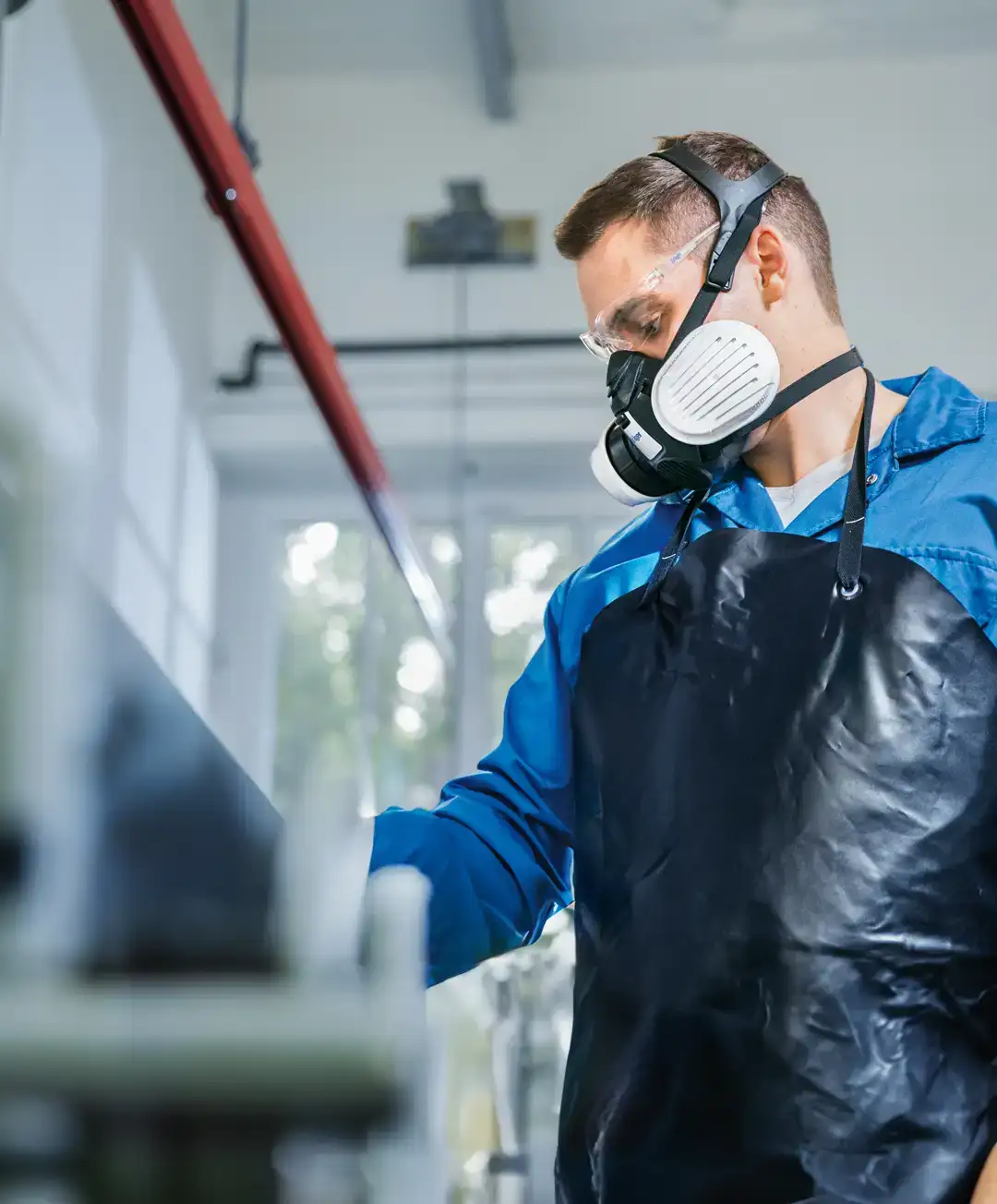 Bild mit Mann in einer Laborumgebung der eine Halbmaske von Dräger trägt
