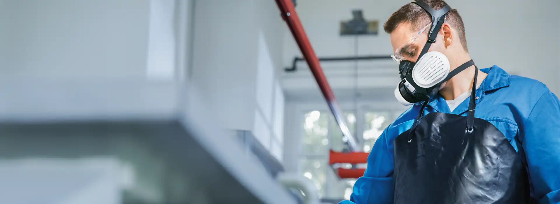 Bild mit Mann in einer Laborumgebung der eine Halbmaske von Dräger trägt