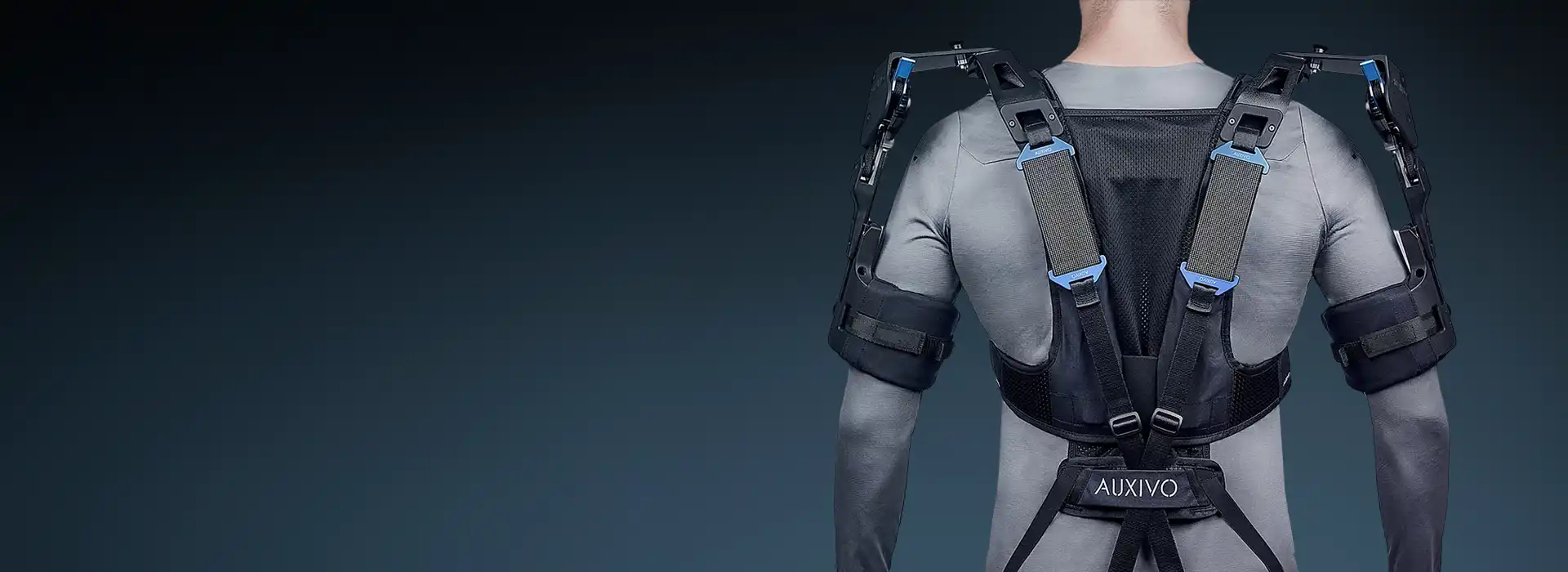 Mann von hinten trägt ein Exoskelett