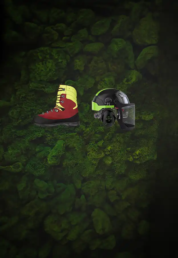 Forstschuh und Forsthelm auf grünem Mooshintergrund mit dem Hinweis auf den Online-Shop: www.helden-wald.de