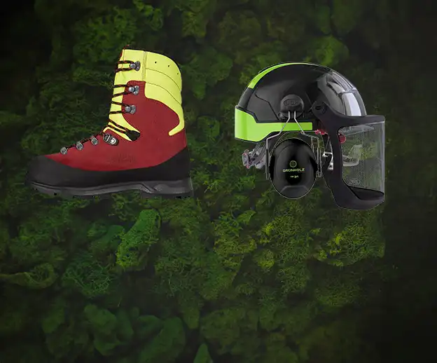 Forstschuh und Forsthelm auf grünem Mooshintergrund mit dem Hinweis auf den Online-Shop: www.helden-wald.de
