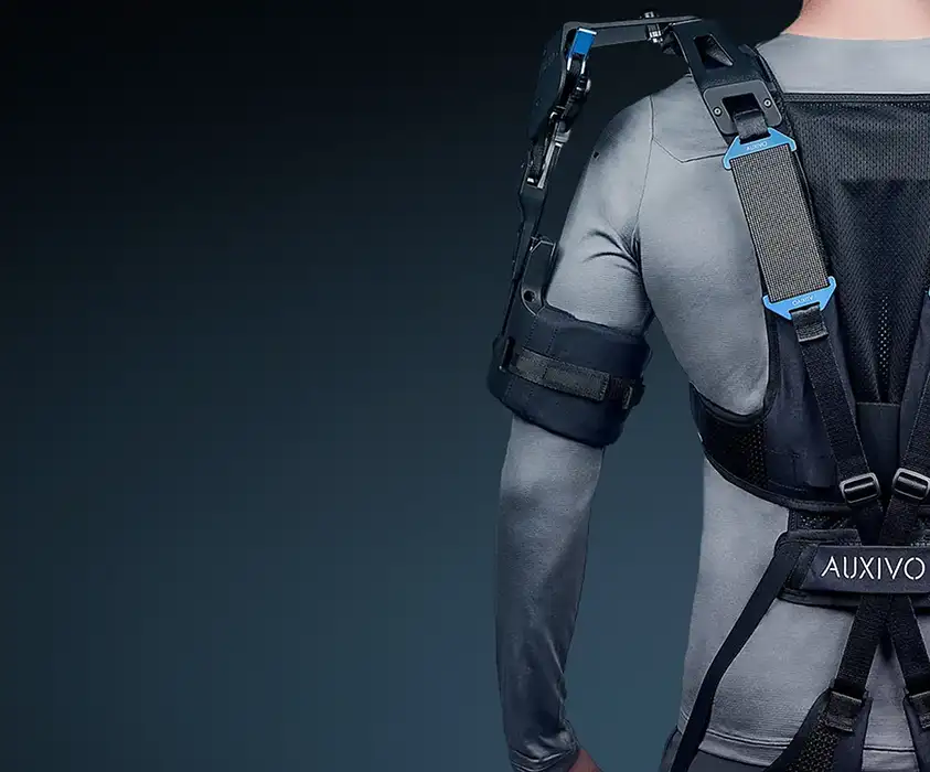 Mann von Hinten in Studio trägt Exoskelett