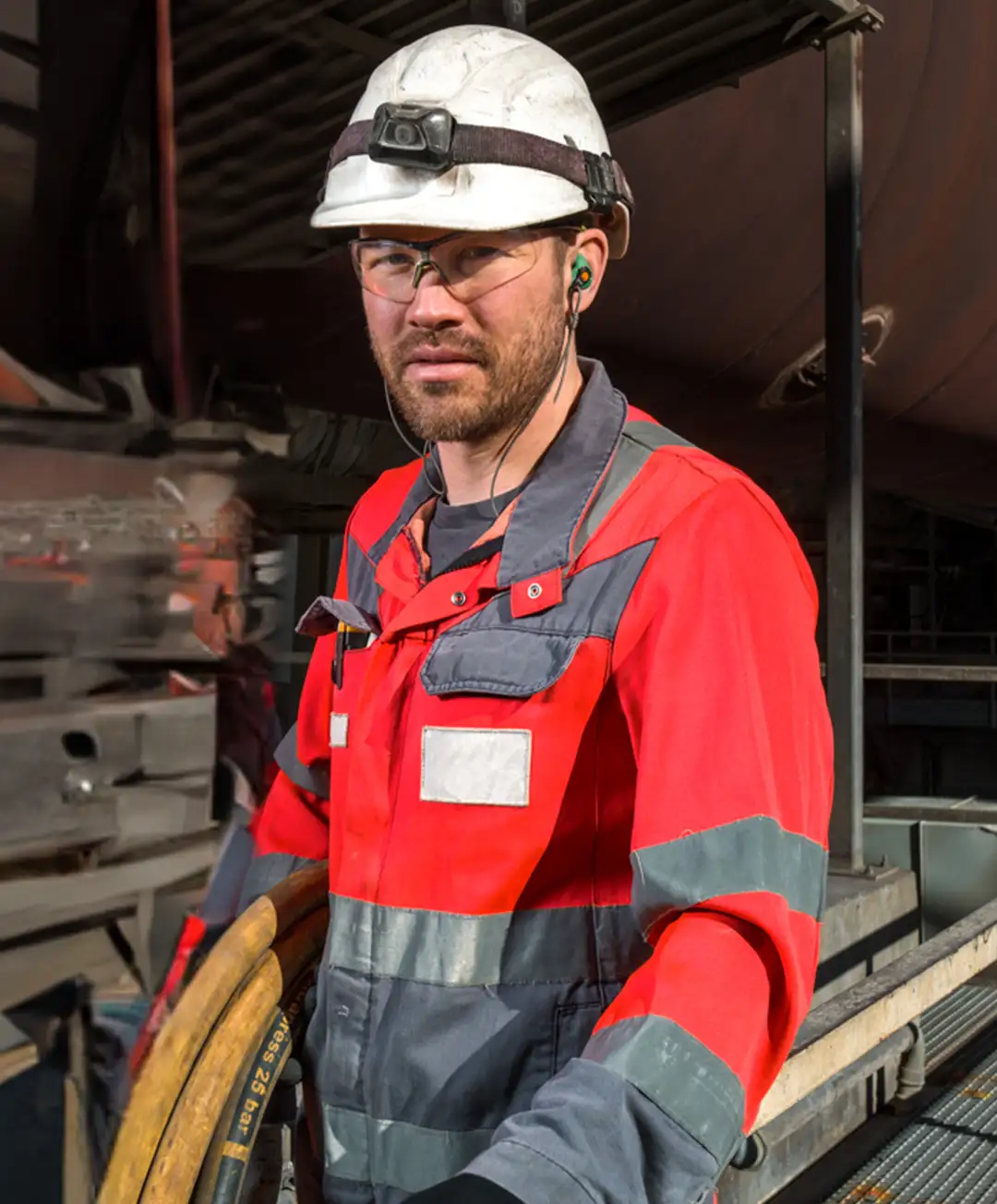 2 Arbeiter aus der Industrie in Schutzkelidung, Helm und gehörschutz im Ohr