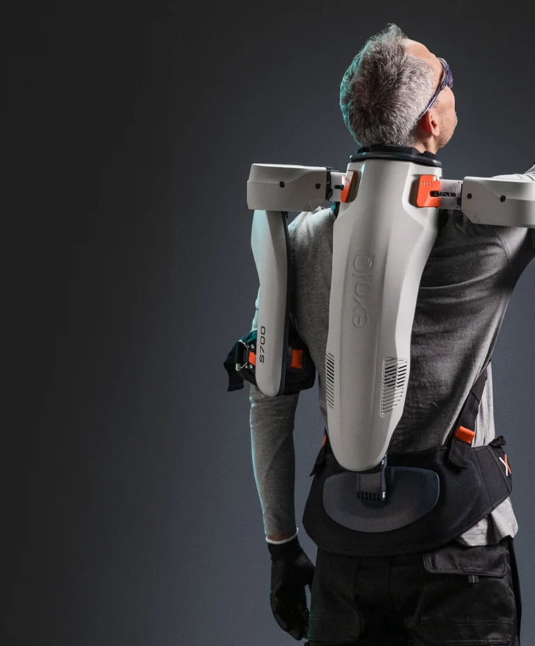 Mann von Hinten in Studio trägt Exoskelett