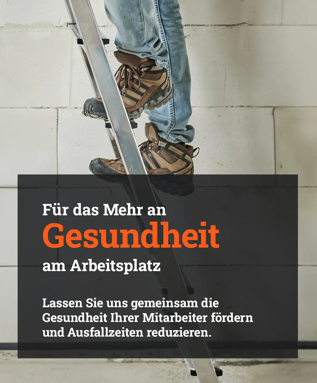 Mitarbeiter auf Leiter mit Sicherheitsschuhen – Fokus auf Arbeitssicherheit und Gesundheitsschutz am Arbeitsplatz zur Reduzierung von Ausfallzeiten