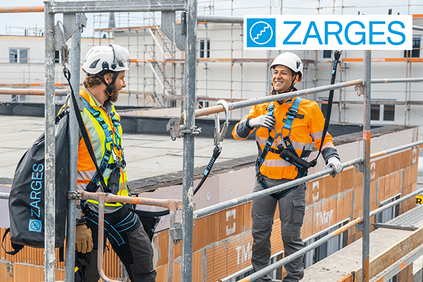 Industriekletterer mit persönlicher Schutzausrüstung bei der Arbeit in großer Höhe neben dem Zarges Logo zur Absturzsicherung