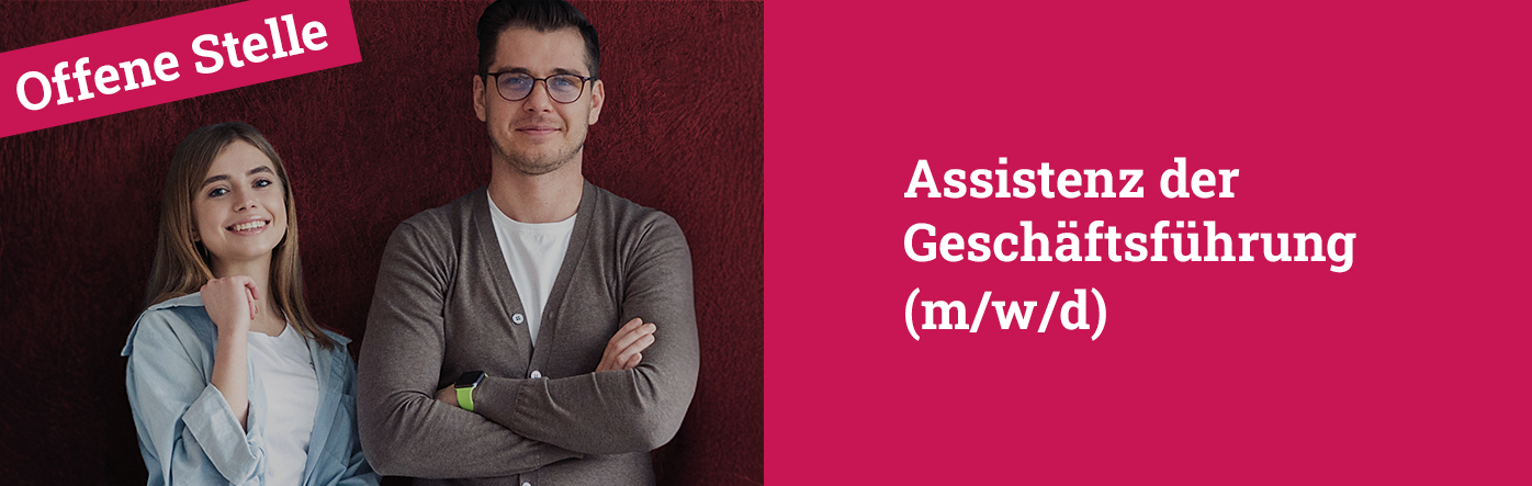 Offene Stelle Assistenz der Geschäftsführung m w d mit Textbanner und zwei Personen vor rotem Hintergrund