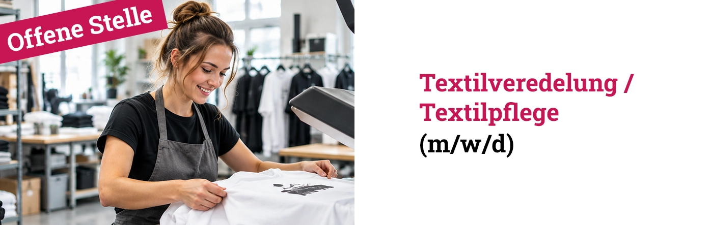 Mitarbeiterin bei der Textilveredelung von Arbeitskleidung mit Hinweis auf die offene Stelle